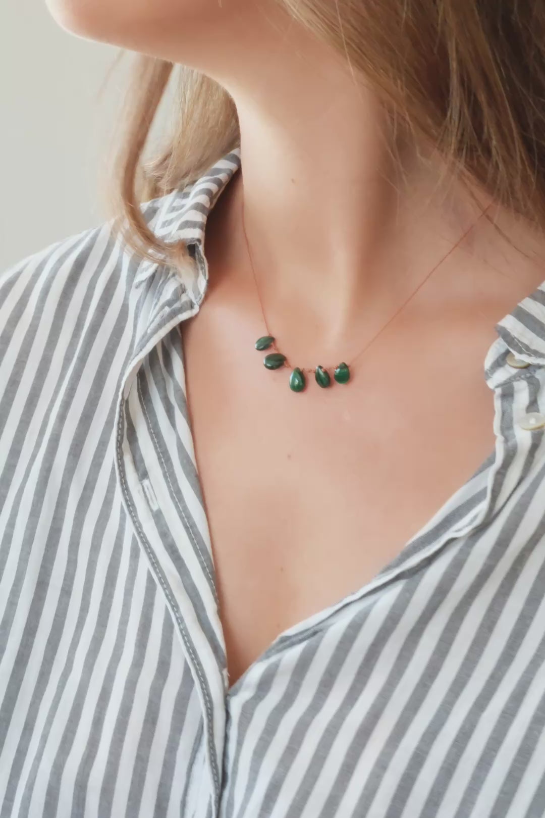 Collier 5 gouttes en malachite, vidéo du collier porté au cou — IVARENE Paris