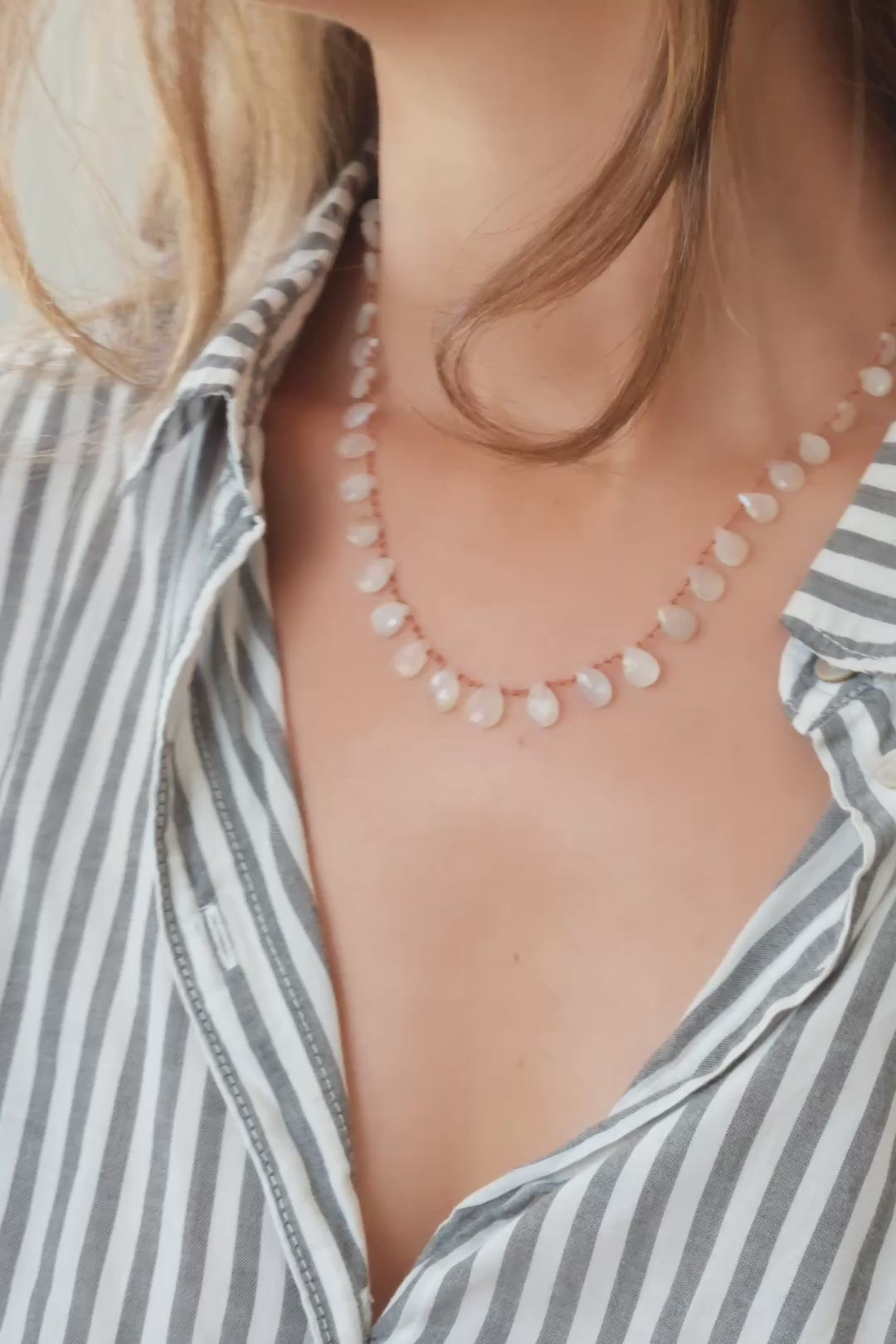 Collier Alcyona en pierre de lune facettes, vidéo du collier porté au cou — IVARENE Paris