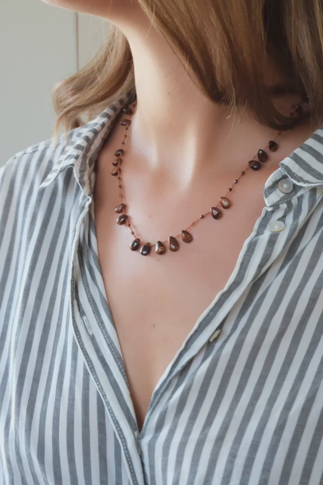 Collier Offset en œil de tigre, vidéo du collier porté au cou — IVARENE Paris