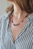 Collier Offset en œil de tigre, vidéo du collier porté au cou — IVARENE Paris