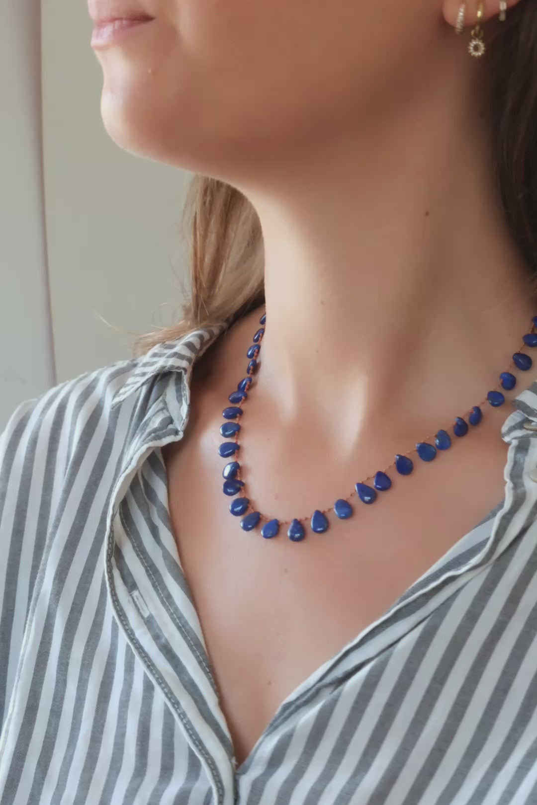 Collier Canyon en lapis lazuli, vidéo du collier porté au cou — IVARENE Paris