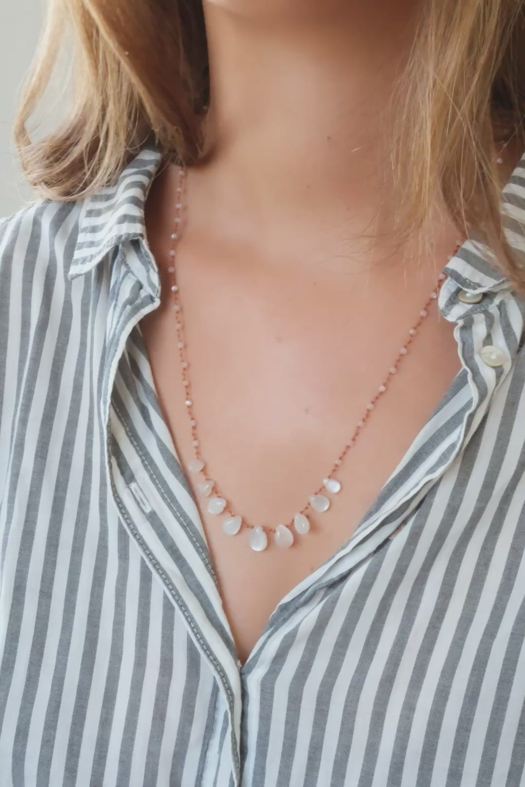 Collier 9 gouttes en pierre de lune lisse, vidéo du collier porté au cou — IVARENE Paris