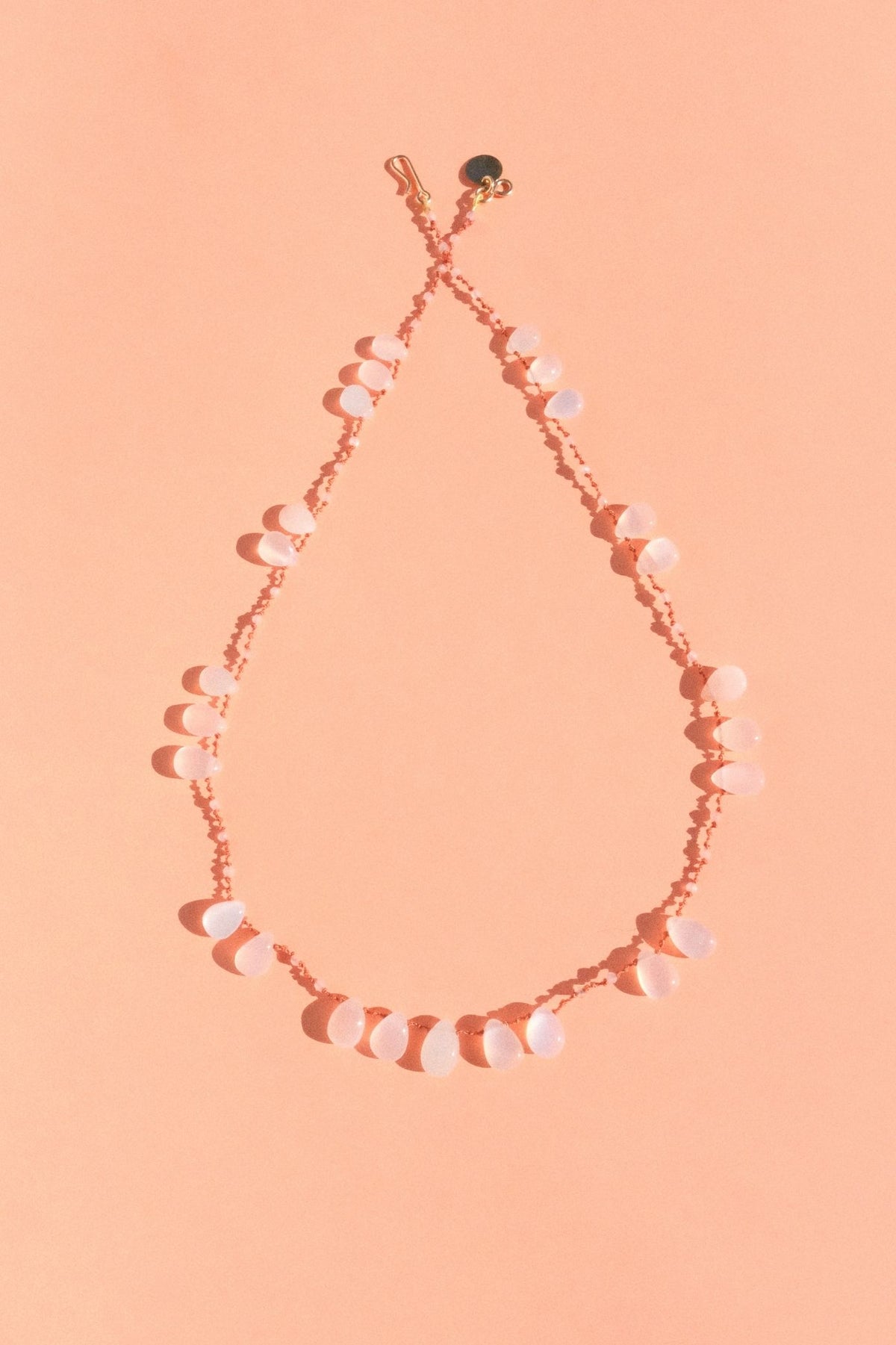 Collier Offset en pierre de lune lisse sur cordon — IVARENE Paris