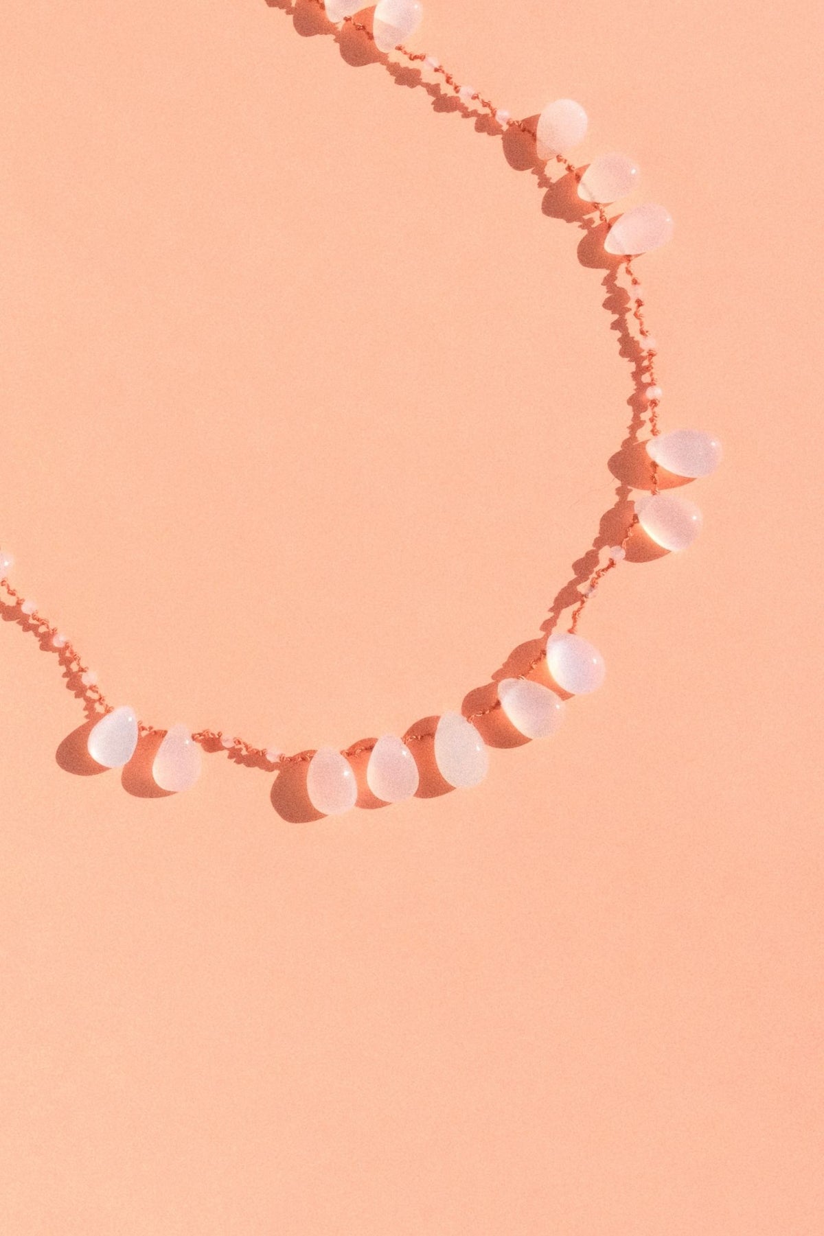 Collier Offset en pierre de lune lisse, autre vue — IVARENE Paris